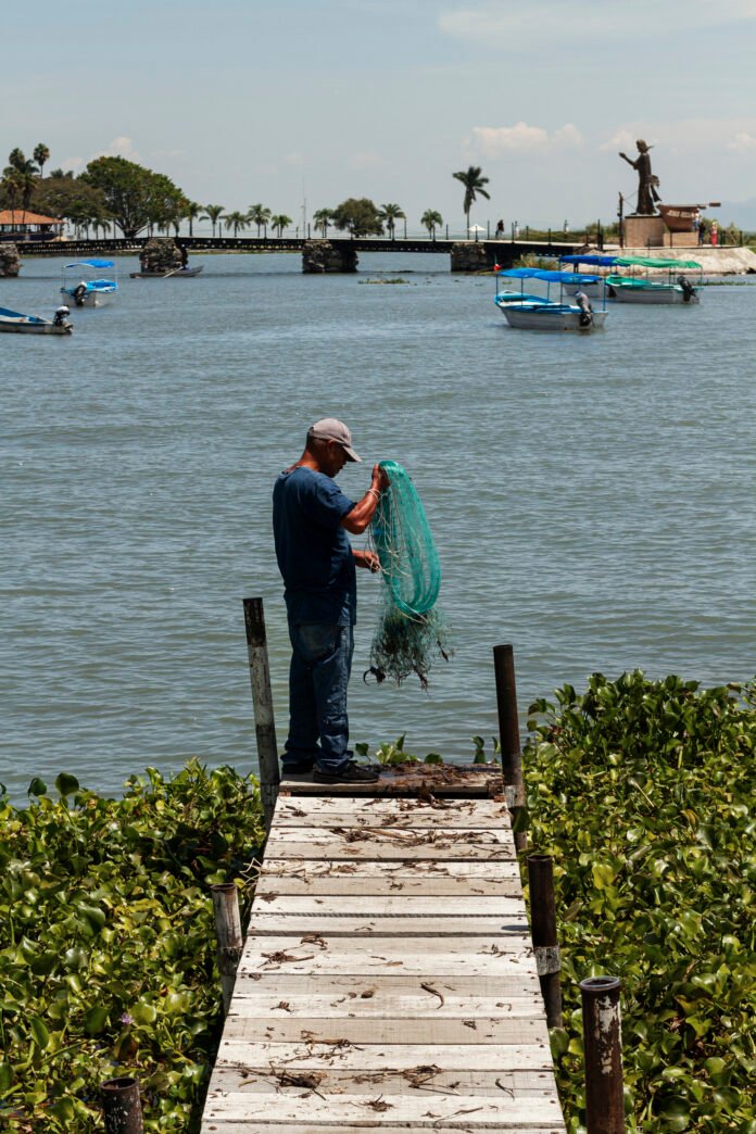 life-mexico-landscape-with-man-fishing
